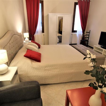 Central And Spacious Apartment Velence Kültér fotó