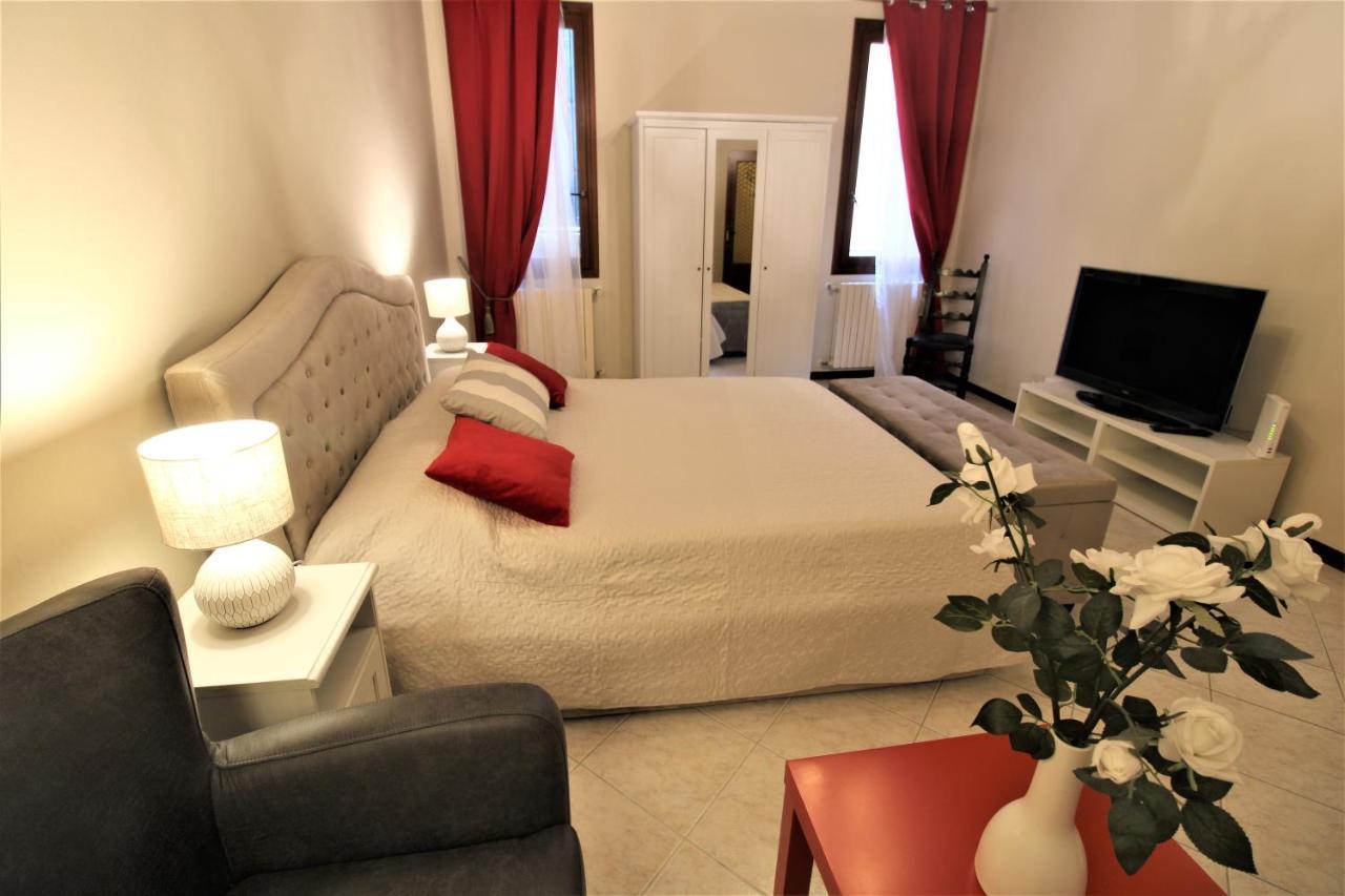 Central And Spacious Apartment Velence Kültér fotó