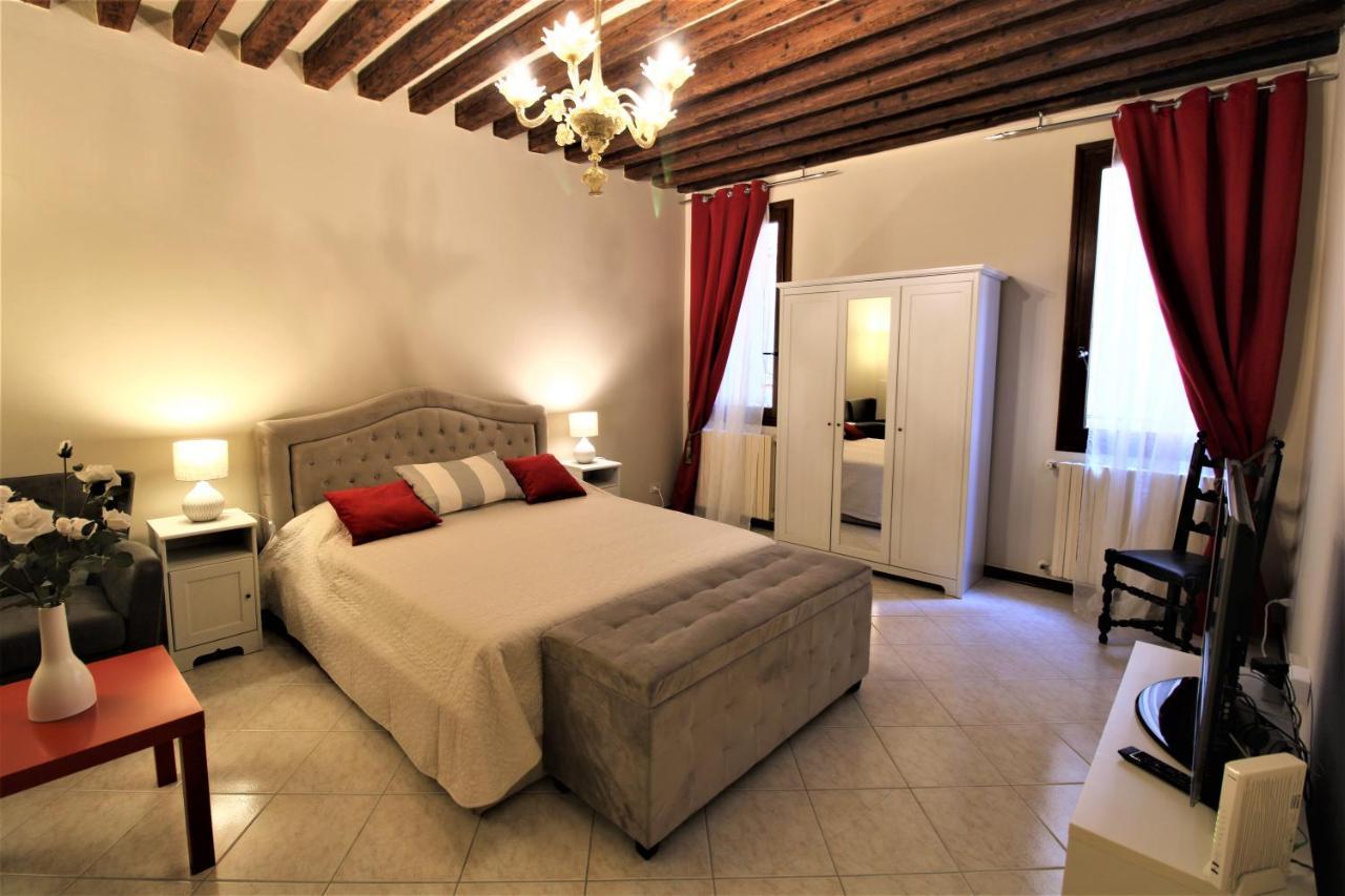 Central And Spacious Apartment Velence Kültér fotó