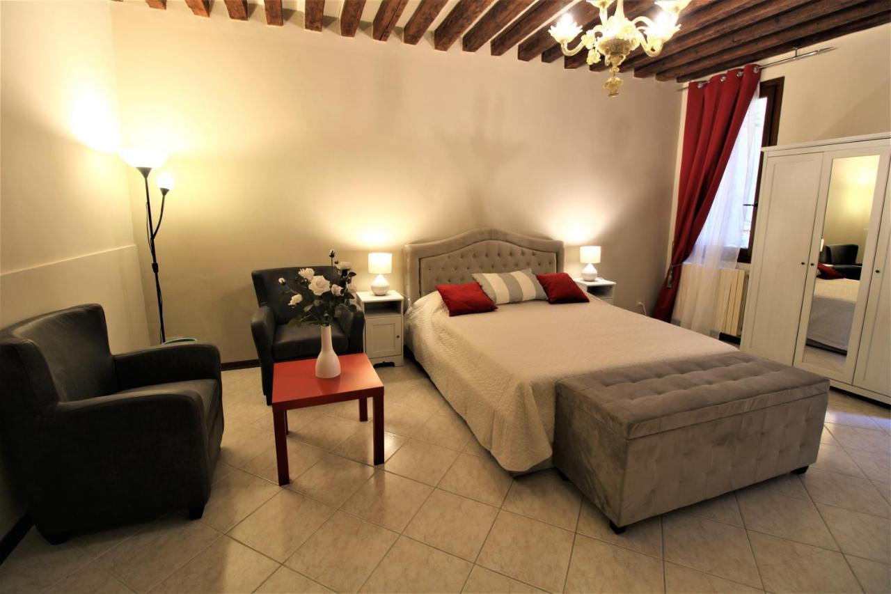 Central And Spacious Apartment Velence Kültér fotó